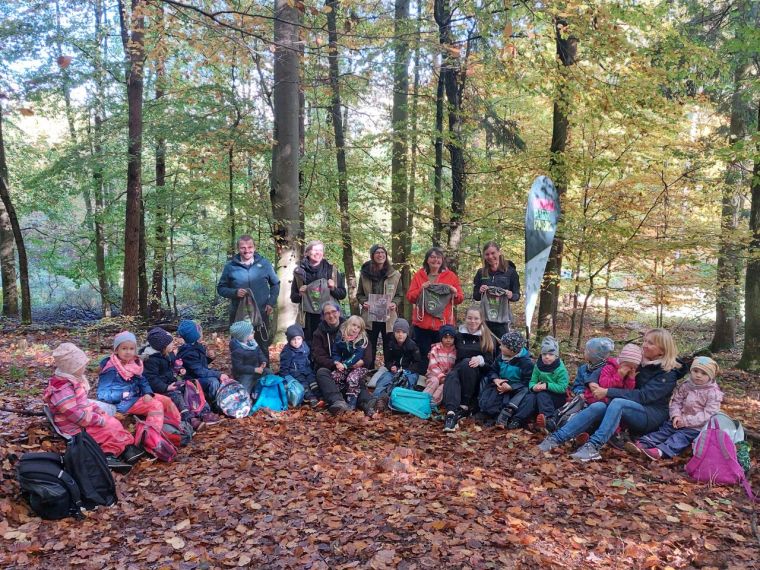 Kinder der Evangelischen Kindertagesstätte Martinskirche in Bad Hersfeld haben am Projekt „Fabelhafte Vielfalt – den Naturpark Knüll kennenlernen“ teilgenommen, das in Kooperation mit dem Naturzentrum Wildpark Knüll und unterstützt von der EAM durchgeführt wird